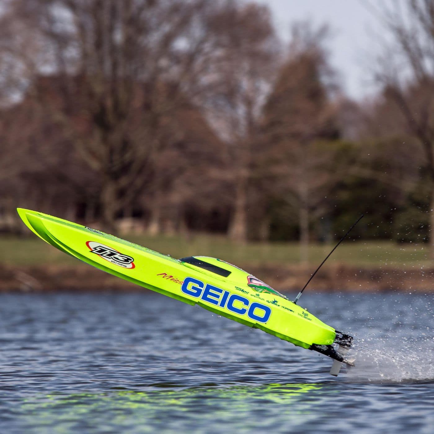 Pro Boat Mis Geico Twin Zelos - Action 2